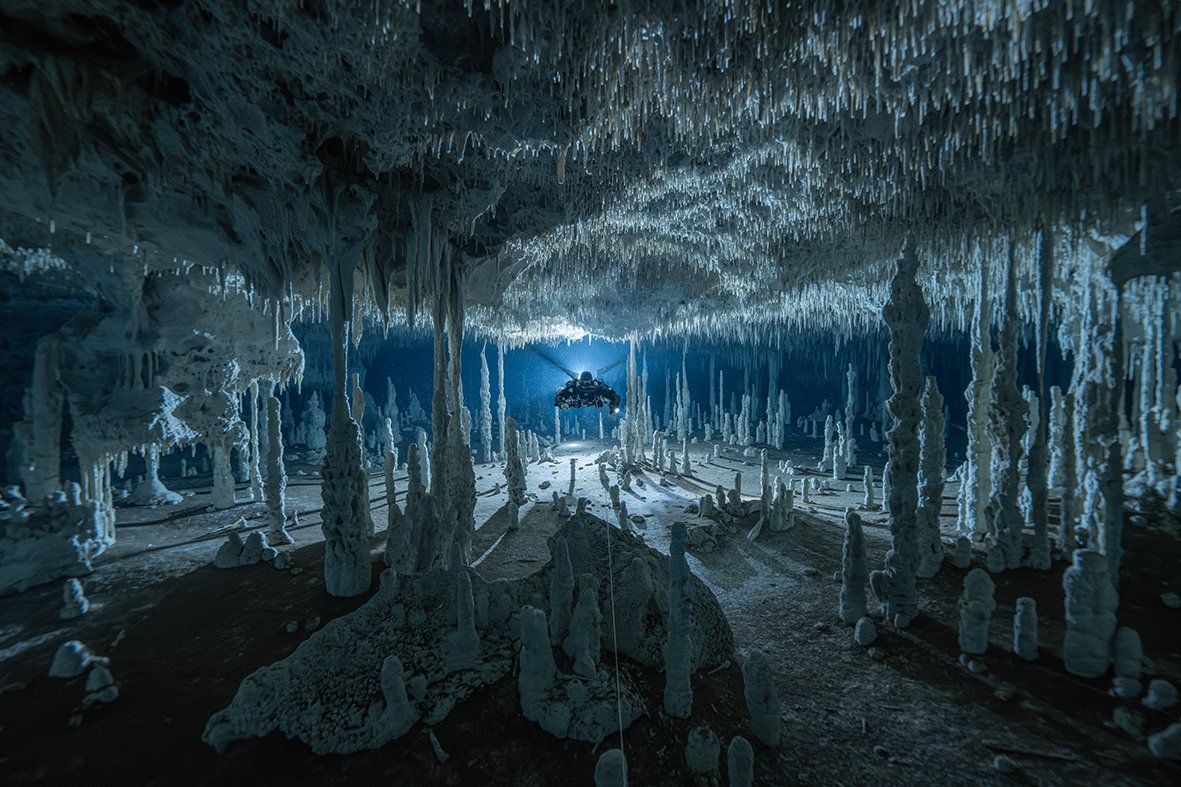 Ilargi-paisaia etereoa ("Ethereal moonscape") Ilargi-paisaia etereoa ("Ethereal moonscape")
