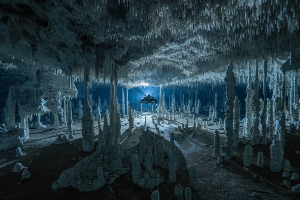 Ilargi-paisaia etereoa ("Ethereal moonscape")