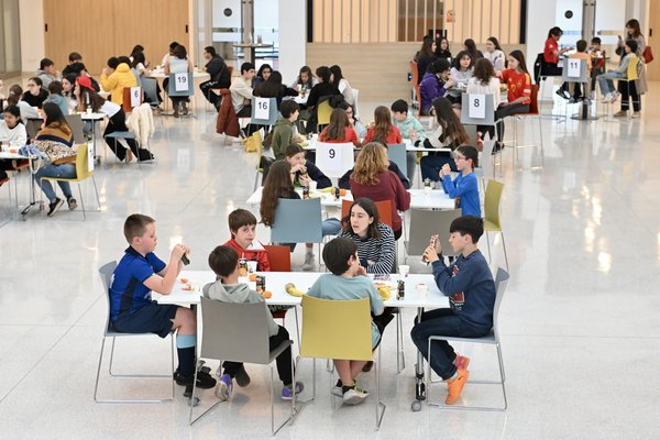 Bizilabeko gazteak zientzia eta teknologiaren arloko 46 profesionalekin elkartu dira Parekoen Topaketetan