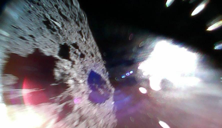 asteroide-batean-bi-ibilgailu-jarri-ditu-japoniako