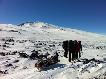 antartikako-izotzaren-azpian-sumendiak-bizirik