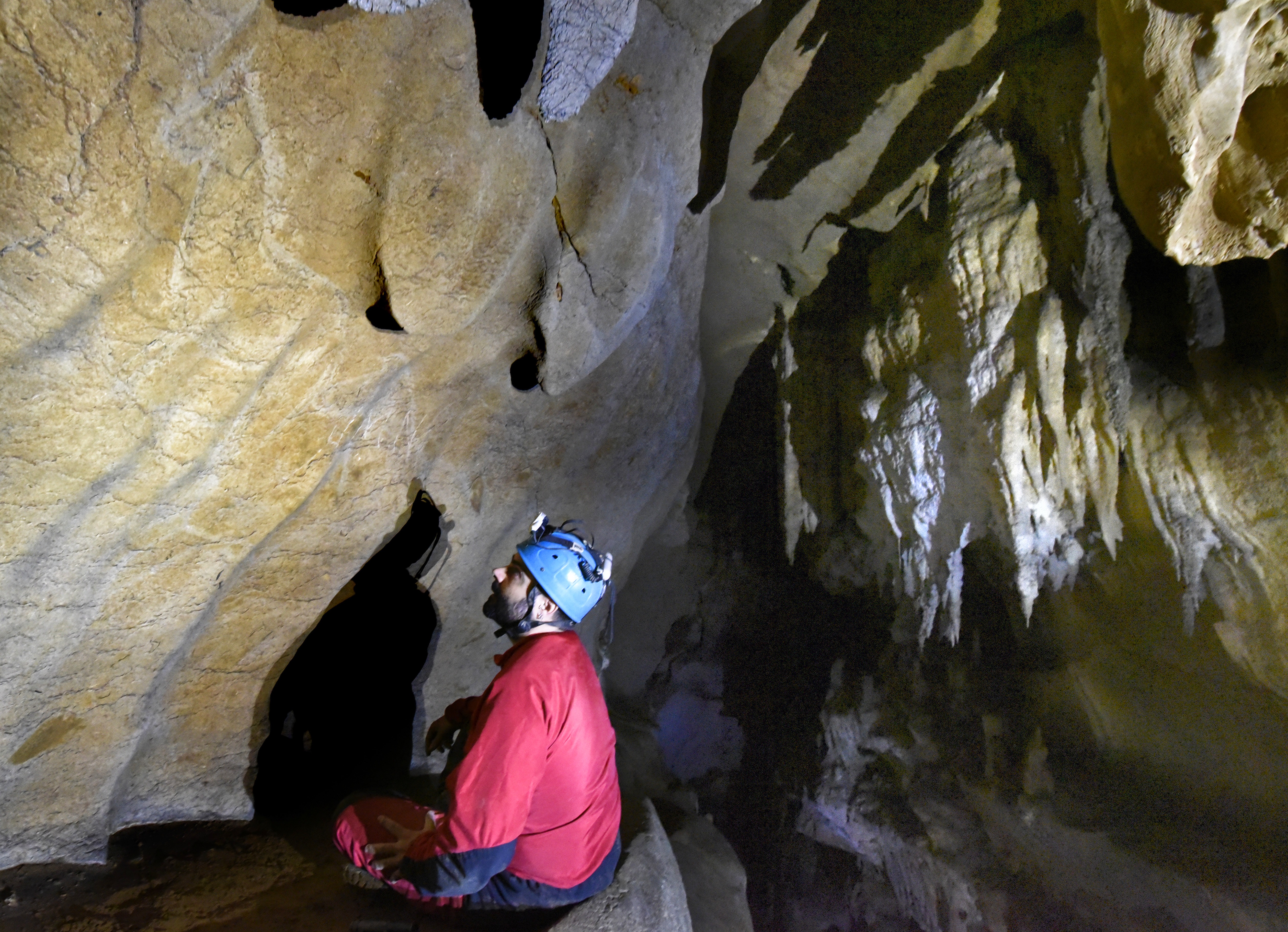 Какую вещь бекки нашли в пещере. Пещера Когул Испания. Пещера Арана Испания. Капова пещера изнутри.